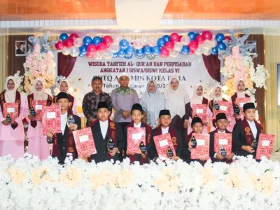 Mencetak Generasi Qur'ani: SDTQ Al-Amin Kota Bima Lepas Angkatan Perdana Melalui Prosesi Wisuda Tahfidz Khidmat